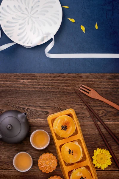 Yaratıcı Ay kek Mooncake tasarım ilham, ahşap masa konsepti pasta ve çay ile Sonbahar ortası festivalinde ay keyfini, üst görünüm, düz yatıyordu