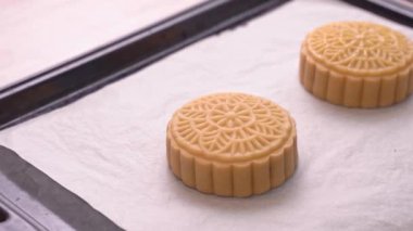 Orta Sonbahar Festivali için ay kek yapma Süreci - Kadın pişirme den önce pasta yüzeyinde yumurta sıvı fırçalama. Şenlikli ev yapımı konsept, yakın çekim.