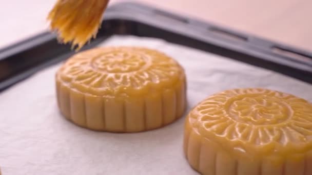 중추절을 케이크를 만드는 베이킹 페이스트리 표면에 액체를 클로즈업 — 비디오