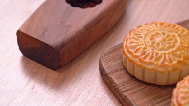 Nybakade Kinesiska Moon Cake Konditorivaror Trä Servering Bricka För Traditionella — Stockvideo