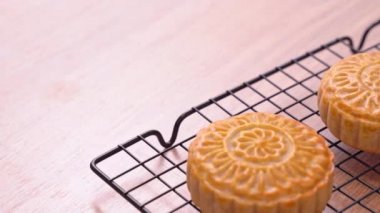 Geleneksel Sonbahar Ortası festivali için taze pişmiş Çin ay pasta pasta, yakın, kamyon atış hareketi. 4k Çözünürlük.