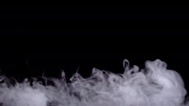 Gerçekçi duman, sis, siyah arka planda izole bulut, kaplama efektini karıştırmak için ekran modu. Yavaş çekim 4k atış. Atmosferik duman Vfx pus. Ürkütücü Konsept.