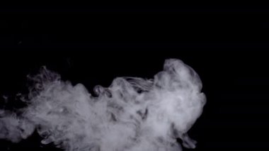 Gerçekçi duman, sis, siyah arka planda izole bulut, kaplama efektini karıştırmak için ekran modu. Yavaş çekim 4k atış. Atmosferik duman Vfx pus. Ürkütücü Konsept.