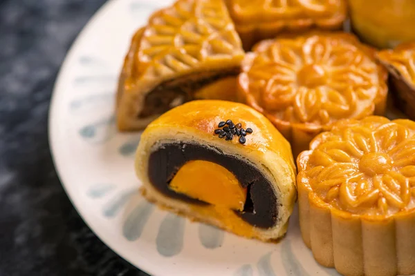 검은 백지의 어두운 배경에서 열리는 미드 - 가을 축제 를 위한 맛있게 구운 달걀노른자 파이 트리케이크. 중국의 축제 음식 컨셉, 닫기, 복사 공간. — 스톡 사진