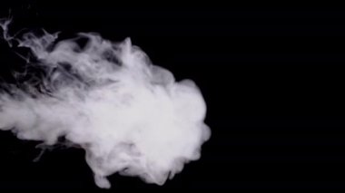 Gerçekçi duman, sis, siyah arka planda izole bulut, kaplama efektini karıştırmak için ekran modu. Yavaş çekim 4k atış. Atmosferik duman Vfx pus. Ürkütücü Konsept.