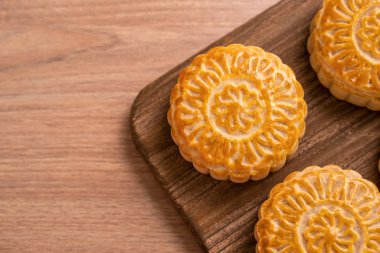 Yuvarlak şekilli taze pişmiş ay pasta pasta - Ahşap arka plan ve hizmet tepsisi, üst görünüm, düz yatıyordu Orta Sonbahar Ay Festivali için Çin moonckae.