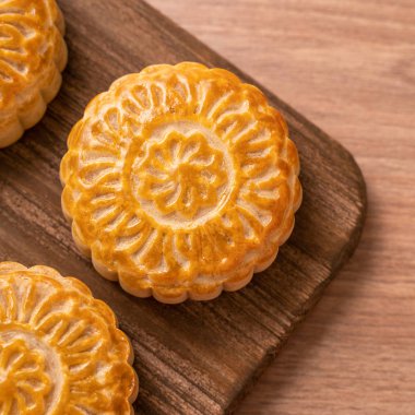 Yuvarlak şekilli taze pişmiş ay pasta pasta - Ahşap arka plan ve hizmet tepsisi, üst görünüm, düz yatıyordu Orta Sonbahar Ay Festivali için Çin moonckae.