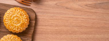 Yuvarlak şekilli taze pişmiş ay pasta pasta - Ahşap arka plan ve hizmet tepsisi, üst görünüm, düz yatıyordu Orta Sonbahar Ay Festivali için Çin moonckae.