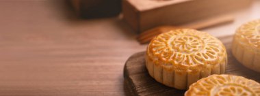 Yuvarlak şeklinde taze pişmiş ay pasta pasta - Ahşap arka plan ve tepsi, yakın, kopya alan orta Sonbahar Ay Festivali için Çince moonckae