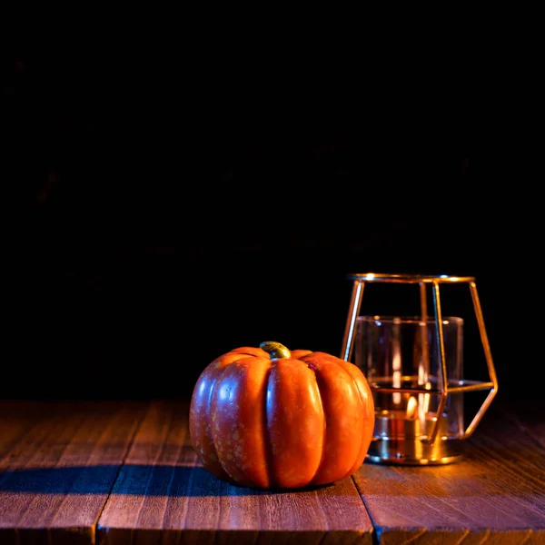 Conceito de Halloween - Lanterna de abóbora laranja em uma mesa de madeira escura com fundo preto, truque ou deleite, close-up . — Fotografia de Stock