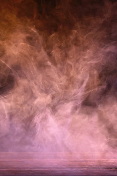 Immagine concettuale di fumo multicolore isolato su sfondo nero scuro e tavolo in legno. — Foto Stock