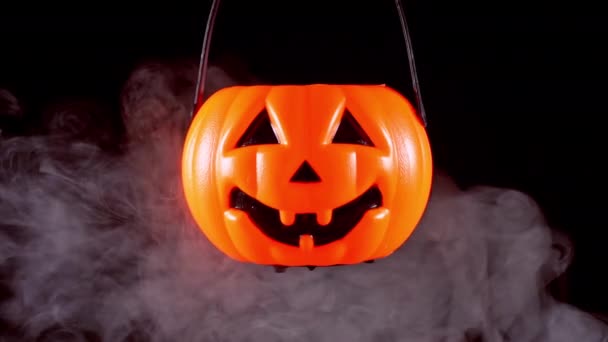 Conceito Halloween Movendo Lanterna Abóbora Plástico Com Fumaça Branca Torno — Vídeo de Stock