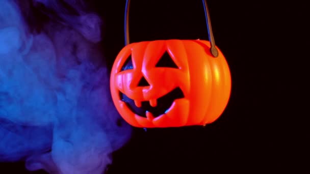 Halloween Konzept Bewegte Plastik Kürbislaterne Mit Blau Orangefarbenem Rauch Auf — Stockvideo