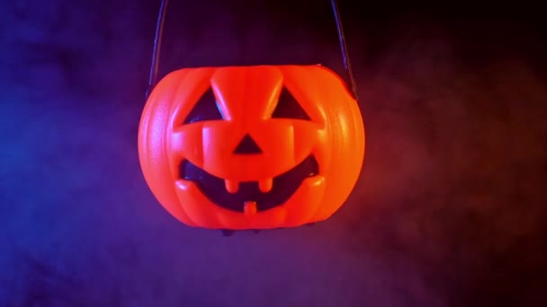 Concepto Halloween Linterna Calabaza Plástico Cerrando Con Humo Azul Naranja — Vídeo de stock