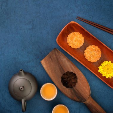 Sonbahar ortası festivali için mavi zemin üzerinde asgari sadelik düzeni ay pastaları, yaratıcı gıda tasarım konsepti, üst görünüm, düzlük, kopyalama alanı.