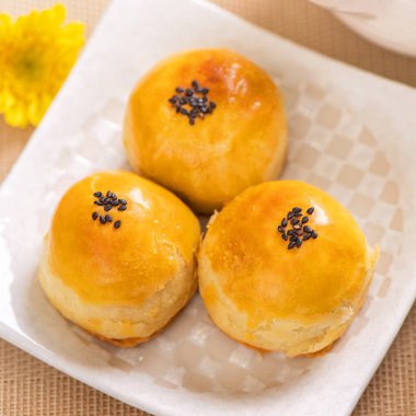 Parlak ahşap arka planda Sonbahar Festivali için yumurta sarısı pastası. Çin yemeği konsepti, yakın plan, boşluğu kopyala.