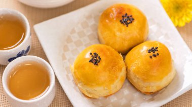 Parlak ahşap arka planda Sonbahar Festivali için yumurta sarısı pastası. Çin yemeği konsepti, yakın plan, boşluğu kopyala.