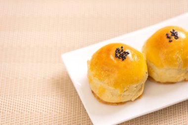 Parlak ahşap arka planda Sonbahar Festivali için yumurta sarısı pastası. Çin yemeği konsepti, yakın plan, boşluğu kopyala.