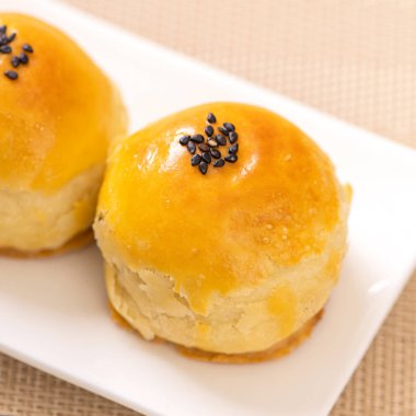 Parlak ahşap arka planda Sonbahar Festivali için yumurta sarısı pastası. Çin yemeği konsepti, yakın plan, boşluğu kopyala.