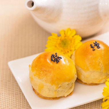 Parlak ahşap arka planda Sonbahar Festivali için yumurta sarısı pastası. Çin yemeği konsepti, yakın plan, boşluğu kopyala.