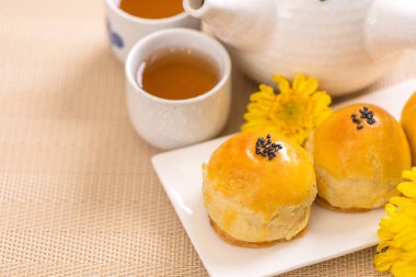 Parlak ahşap arka planda Sonbahar Festivali için yumurta sarısı pastası. Çin yemeği konsepti, yakın plan, boşluğu kopyala.