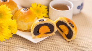 Parlak ahşap arka planda Sonbahar Festivali için yumurta sarısı pastası. Çin yemeği konsepti, yakın plan, boşluğu kopyala.