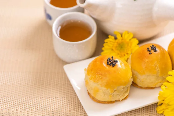 Parlak ahşap arka planda Sonbahar Festivali için yumurta sarısı pastası. Çin yemeği konsepti, yakın plan, boşluğu kopyala.