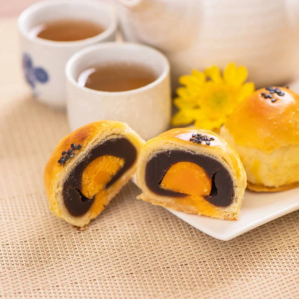 Parlak ahşap arka planda Sonbahar Festivali için yumurta sarısı pastası. Çin yemeği konsepti, yakın plan, boşluğu kopyala.