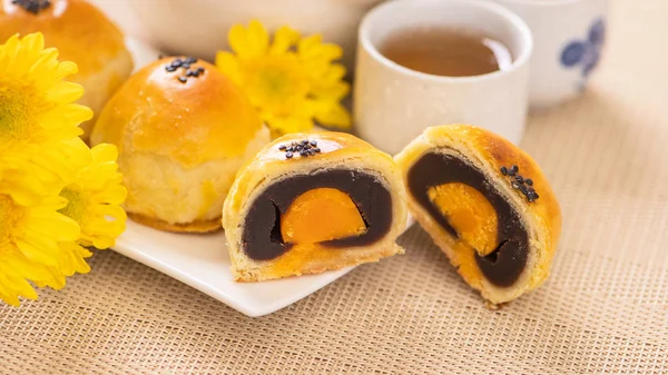 Parlak ahşap arka planda Sonbahar Festivali için yumurta sarısı pastası. Çin yemeği konsepti, yakın plan, boşluğu kopyala.