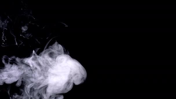 現実的な煙 黒の背景に隔離されたヘイズ オーバーレイ効果をブレンドするための画面モード スローモーション4Kショット 大気気分 Vfx — ストック動画