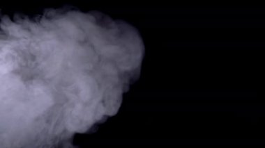 Gerçekçi duman, sis, siyah arka planda izole pus, kaplama efektini karıştırmak için ekran modu. Yavaş çekim 4k atış. Atmosferik ruh hali Vfx.