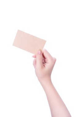 Genç asya temiz kız el beyaz arka plan üzerinde izole boş bir kraft kahverengi kağıt kart şablonu tutan, yol kırpma, yakın, alay, kesip