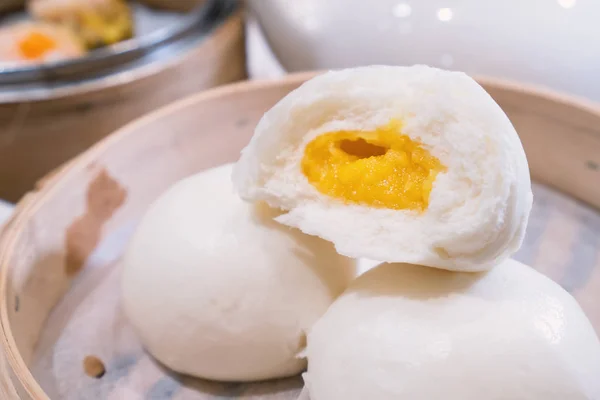 Lezzetli dim sum, Asya'da ünlü kanton gıda, hong kong yumcha restoranda bambu buharlı taze ve sıcak tuzlu kremalı muhallebi çörekler, yakın