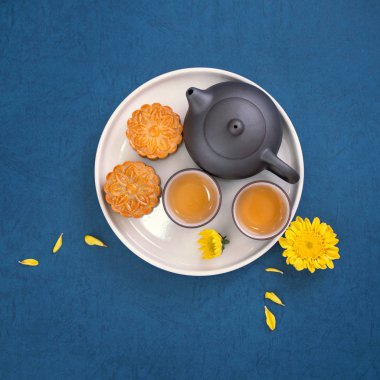 Sonbahar ortası festivali için mavi zemin üzerinde asgari sadelik düzeni ay pastaları, yaratıcı gıda tasarım konsepti, üst görünüm, düzlük, kopyalama alanı.