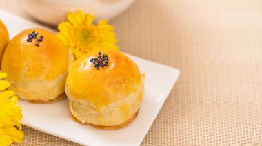 Parlak ahşap arka planda Sonbahar Festivali için yumurta sarısı pastası. Çin yemeği konsepti, yakın plan, boşluğu kopyala.