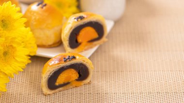 Parlak ahşap arka planda Sonbahar Festivali için yumurta sarısı pastası. Çin yemeği konsepti, yakın plan, boşluğu kopyala.