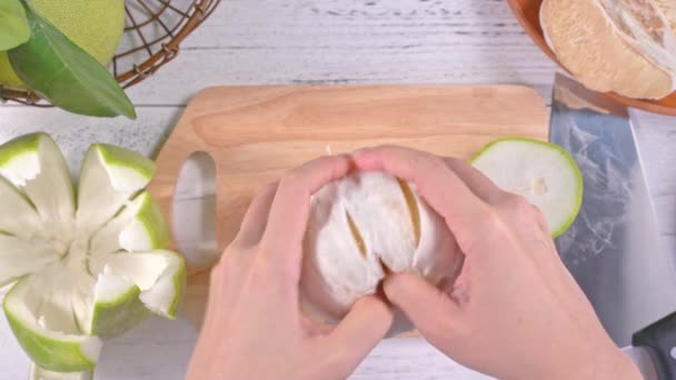 Ung Asiatisk Kvinna Peeling Färsk Pomelo Att Äta Hemma Kök — Stockvideo