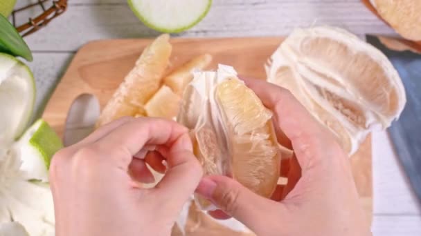 Ung Asiatisk Kvinna Peeling Färsk Pomelo Att Äta Hemma Kök — Stockvideo