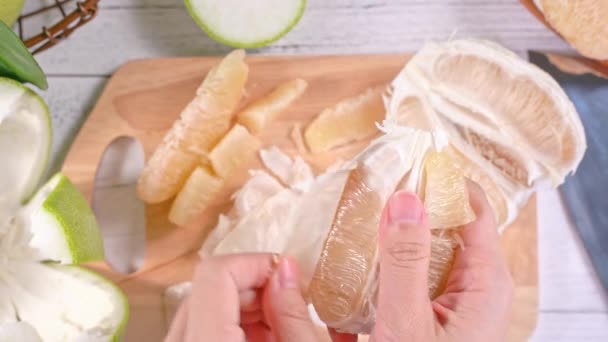 Jonge Aziatische Vrouw Peeling Verse Pomelo Eten Thuis Keuken Helder — Stockvideo