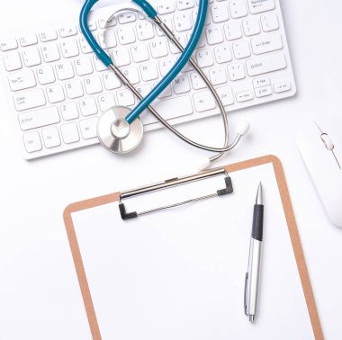 Doktor kavramı teşhis - tıbbi kayıt durumda bilgisayar klavyesi üzerinde stetoskop ve beyaz çalışma masasında kalem. Üst görünüm, düz döşeme, kopyalama alanı