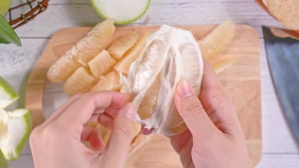 Jonge Aziatische Vrouw Peeling Verse Pomelo Eten Thuis Keuken Helder — Stockvideo