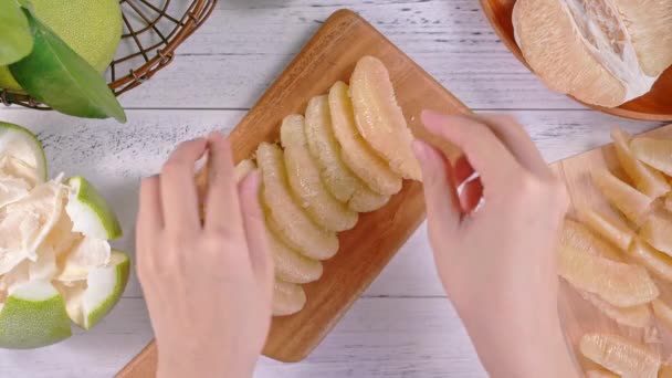 Mladá Asijská Žena Připravuje Servírují Pultě Kuchyni Oloupenou Čerstvou Pomelu — Stock video