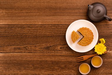 Koyu ahşap masada çay ile Ay kek, Orta Sonbahar festivali geleneksel gıda düzeni tasarımı tatil konsepti, üst görünüm, düz yatıyordu, kopya alanı.