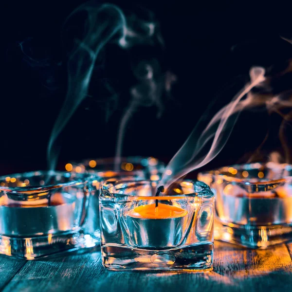 Halloween-Konzept, gruselige Dekoration mit brennender Kerze und Kerzenständer mit grünem Rauch auf dunklem Holztisch, Nahaufnahme. — Stockfoto