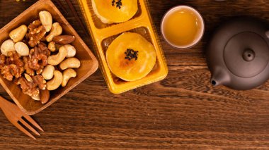 Koyu ahşap masada çay ile Ay kek, Orta Sonbahar festivali geleneksel gıda düzeni tasarımı tatil konsepti, üst görünüm, düz yatıyordu, kopya alanı.