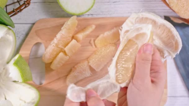 Ung Asiatisk Kvinna Peeling Färsk Pomelo Att Äta Hemma Kök — Stockvideo