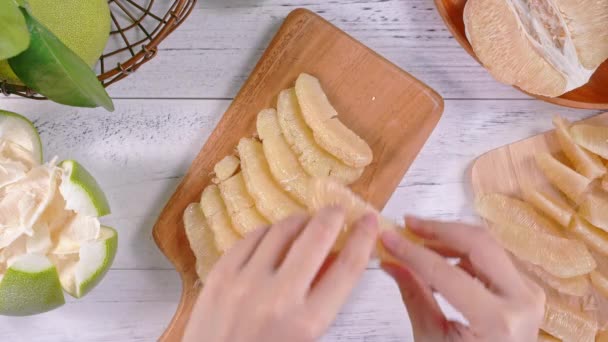 Ung Asiatisk Kvinna Förbereder Och Serverar Skalade Färska Pomelo Bricka — Stockvideo