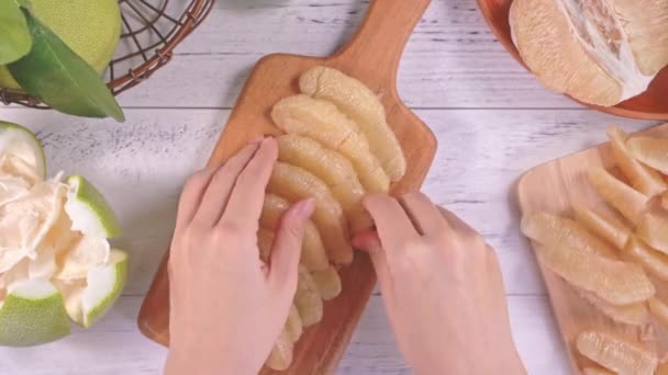 Młoda Azjatycka Kobieta Przygotowuje Służy Obrane Świeże Pomelo Tacy Kuchni — Wideo stockowe