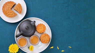 Sonbahar ortası festivali için mavi zemin üzerinde asgari sadelik düzeni ay pastaları, yaratıcı gıda tasarım konsepti, üst görünüm, düzlük, kopyalama alanı.