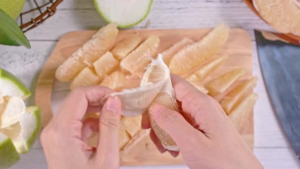 Jeune Femme Asiatique Épluche Pomelo Frais Manger Maison Cuisine Sur — Video